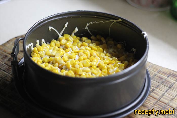 Выложить слой консервированной кукурузы - фото шаг 5