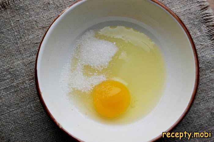 яйцо с сахаром - фото шаг 1