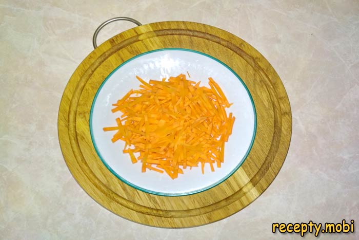 морковь соломкой - фото шаг 4