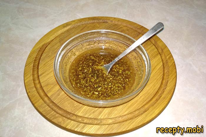В пиале оливковое масло объединяем с мёдом и соком - фото шаг 10