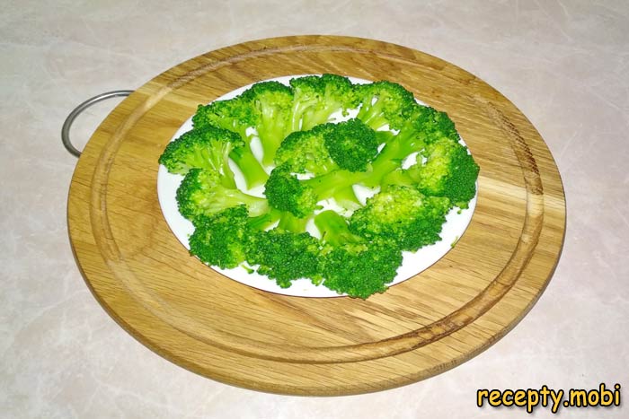 Выкладываем брокколи на тарелку обсохнуть - фото шаг 4