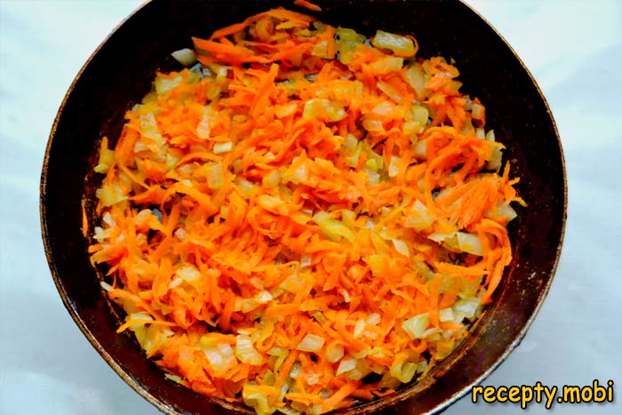 обжариваем лучок с морковью - фото шаг 7