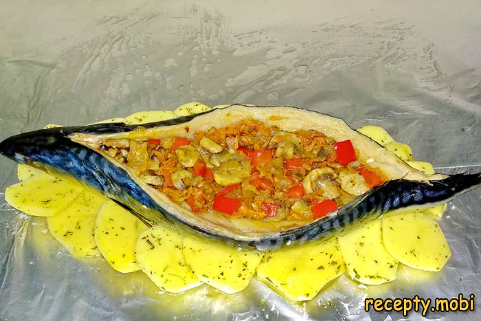 приготовление скумбрии кладём на картофель - фото шаг 15