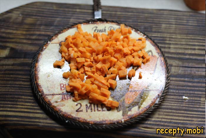 Измельчить очищенную морковь мелким кубиком - фото шаг 4