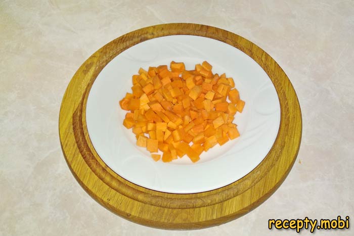 Морковь нарезаем кубиком - фото шаг 4