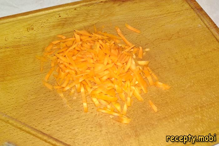 Нарезаем морковь соломкой - фото шаг 6