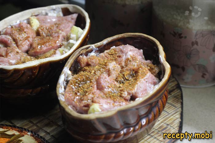 приготовление свинины с картошкой в горшочке - фото шаг 7