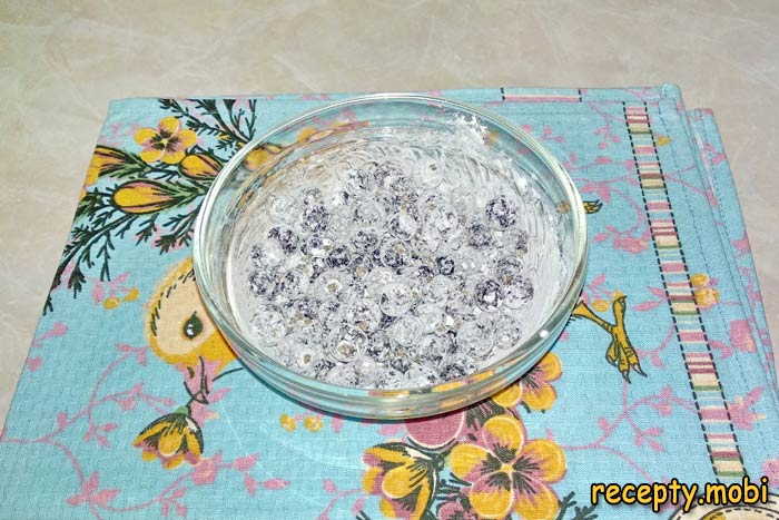 Add starch to a bowl with frozen currants - photo step 10