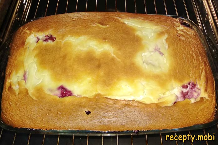 Cottage cheese casserole with blackcurrant