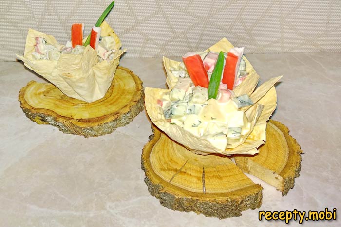 Салат из крабовых палочек с ананасом в оригинальных корзинках