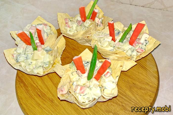 салат из крабовых палочек с ананасом в оригинальных корзинках