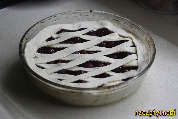 приготовление вишневого пирога из слоеного теста - фото шаг 3