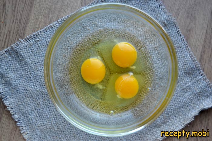 три яйца -  желтки - фото шаг 6
