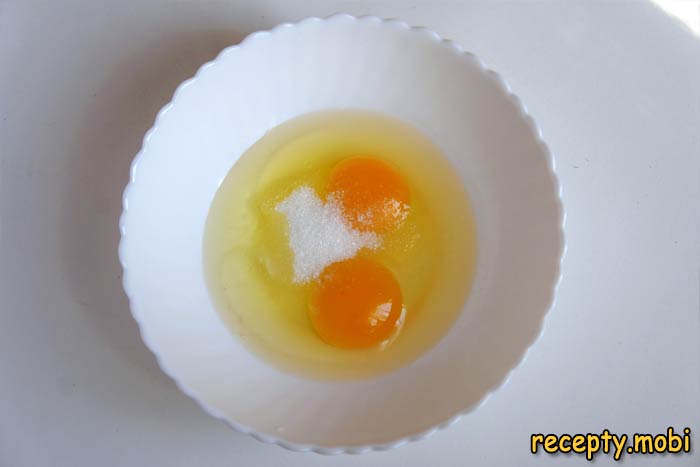 Разбиваем в миску два яйца - фото шаг 2