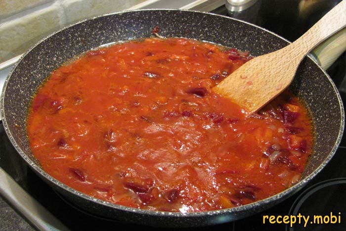 выливаем в сковороду весь томатный сок - фото шаг 6
