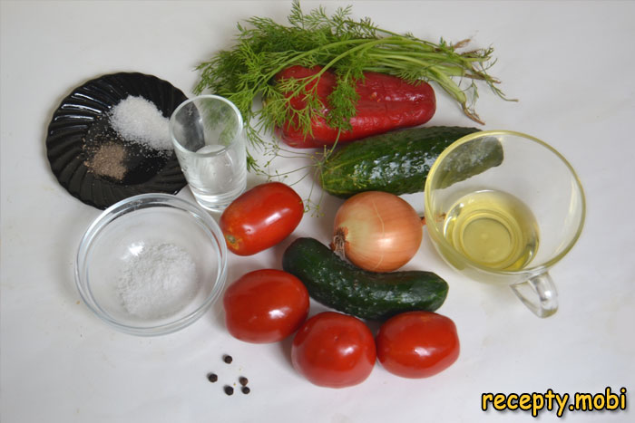 Ингредиенты для салата из помидоров, огурцов и болгарского перца