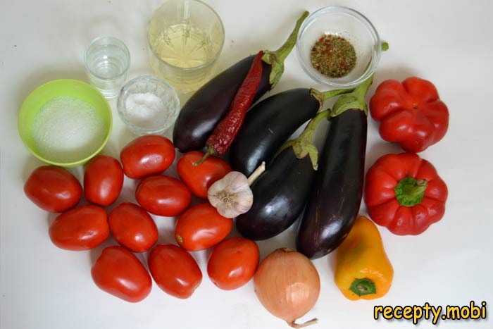 Ингредиенты для приготовления жареных баклажанов в томатном соусе на зиму