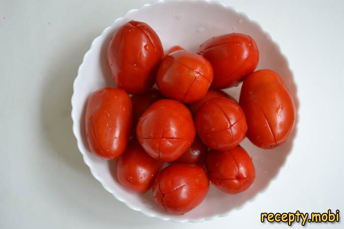 надрезанные помидоры - фото шаг 3