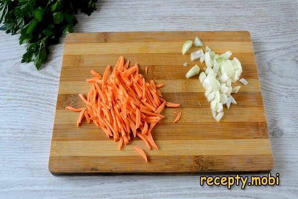 нарезанный лук и тертая морковь - фото шаг 3