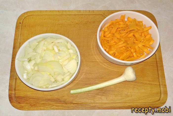 нашинкованный лук четверть кольцами и морковь соломкой - фото шаг 3