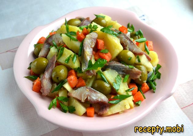 Картофельный салат с сельдью и яблоком