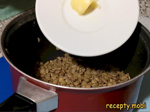 добавляем топленое масло в кашу из зеленой чечевицы - фото шаг 6