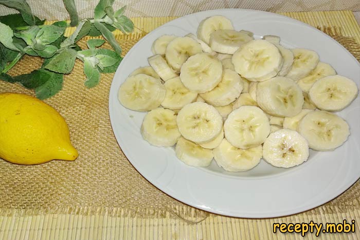 Нарезаем бананы тонкими кружочками - фото шаг 3