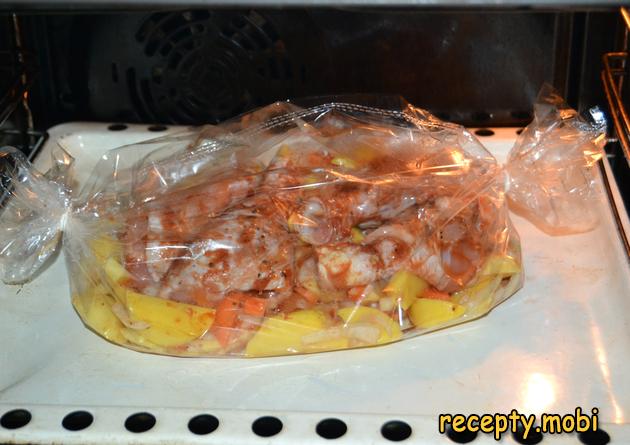 приготовление куриных ножек с картошкой в соево-томатном соусе в рукаве - фото шаг 11