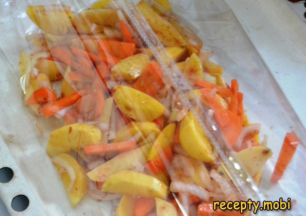 картофель с луком и морковью в маринаде в рукаве - фото шаг 8