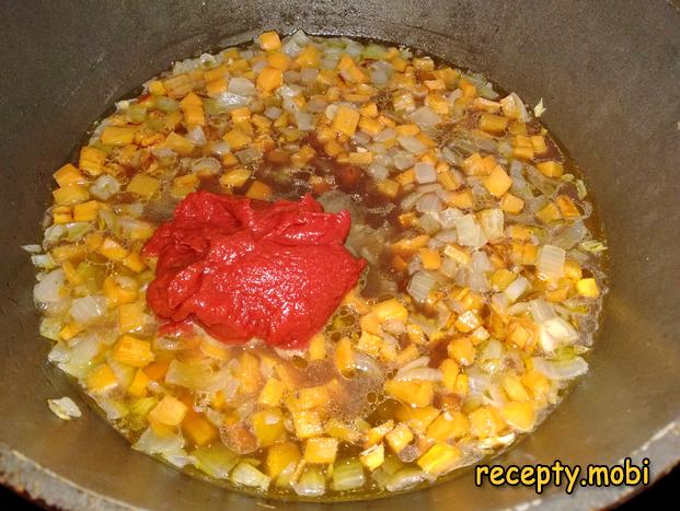 Когда морковь и лук стали мягкими добавляем в сотейник томат и жидкость в которой варилась фасоль - фото шаг 10
