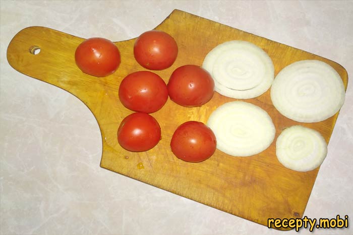 помидоры и лук кольцами - фото шаг 16