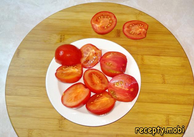 разрезаем помидоры пополам - фото шаг 3