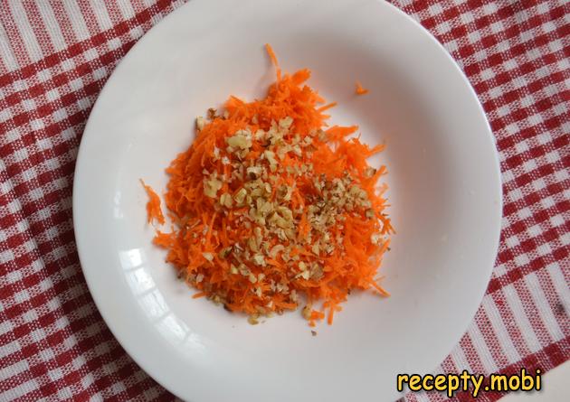 тертая морковь с грецким орехом - фото шаг 5