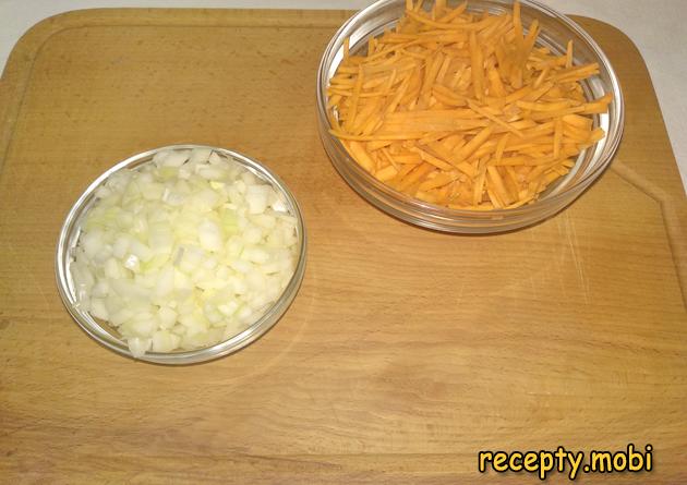 нарезанный лук и морковь - фото шаг 7