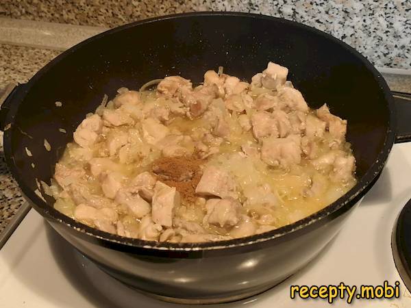 приготовление рассыпчатого плова с курицей на сковороде - фото шаг 5