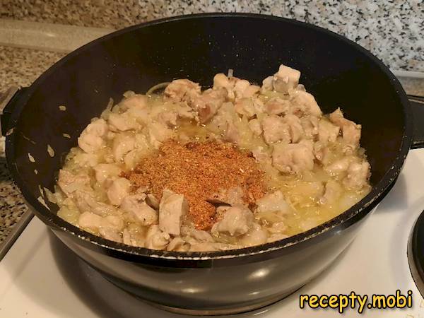 приготовление рассыпчатого плова с курицей на сковороде - фото шаг 6
