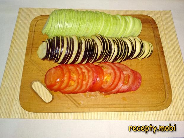 нарезанные кружочками баклажаны, кабачки и помидоры - фото шаг 13