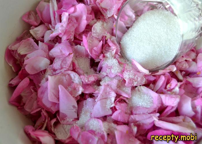 приготовление розового варенья из лепестков - фото шаг 3