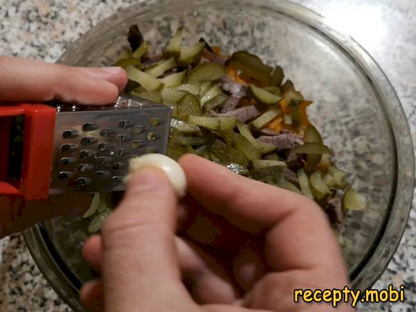 приготовление салата обжорка - фото шаг 12
