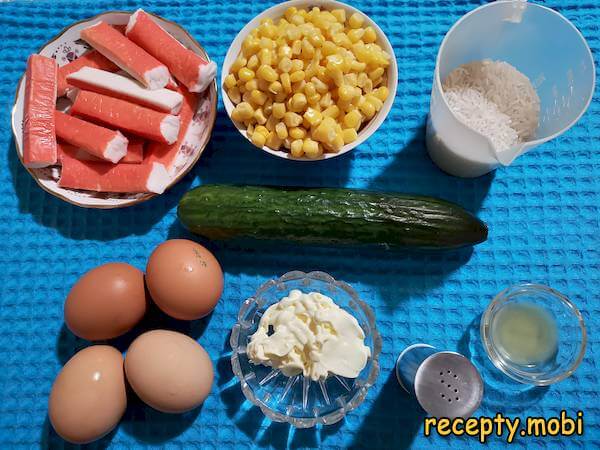 ингредиенты для приготовления салата с кукурузой и крабовыми палочками
