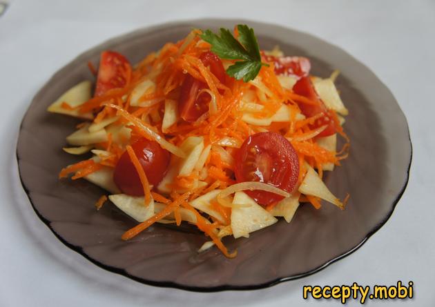 Салат с редькой, морковью и томатами