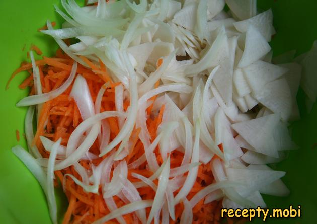 приготовление салата с редькой и морковью - фото шаг 6
