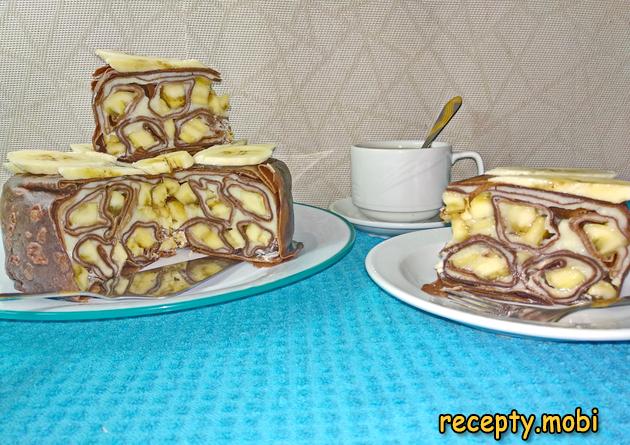 Шоколадный блинный торт с заварным кремом и бананами