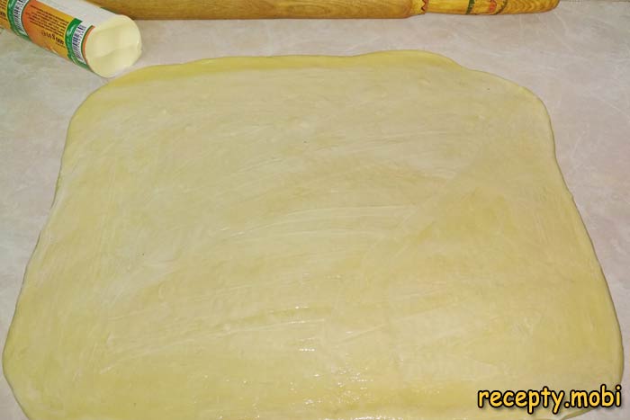 Поверхность теста покрываем слоем мягкого сливочного масла - фото шаг 17
