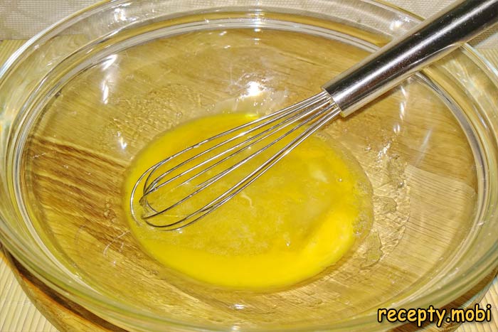 В глубокую миску вбиваем яйца, добавляем оставшийся сахар и соль - фото шаг 4