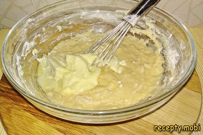 В тесто добавляем мягкое сливочное масло - фото шаг 8