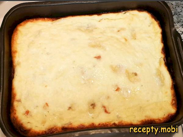 Cottage cheese-banana casserole with dried apricots