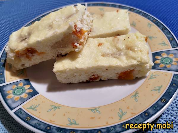Cottage cheese-banana casserole with dried apricots