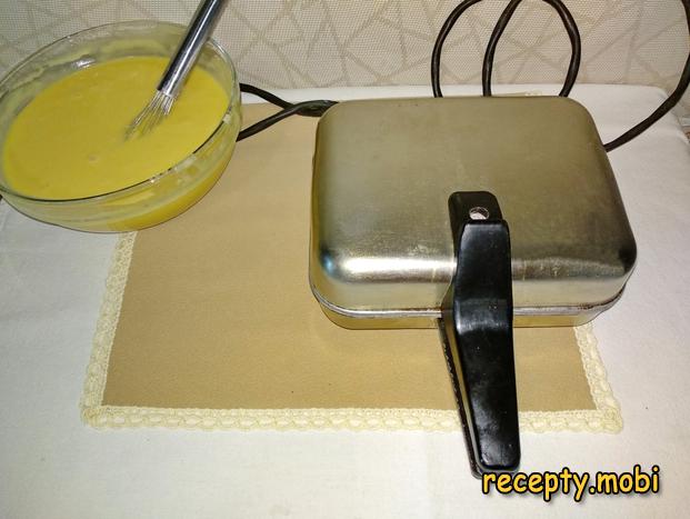 приготовление вафель в электровафельнице - фото шаг 9