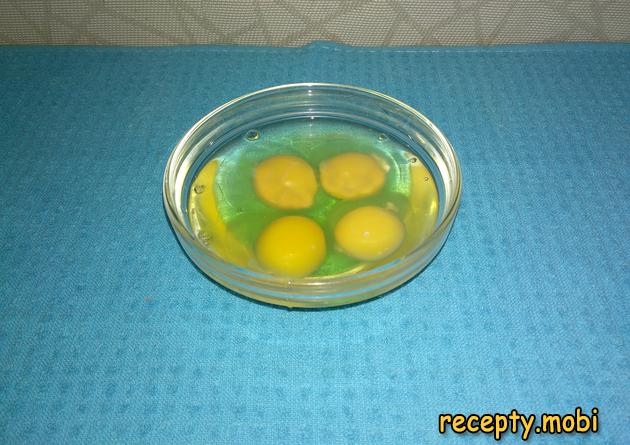 eggs in a bowl - photo step 4
